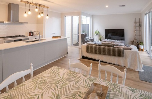 Busselton House | Serenity by the Sea - centrally located new build home