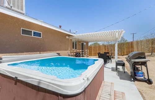 Joshua Tree House | 🌵 Serenity Sands - Large Fenced House with Hot Tub, BBQ and Fire Pit! 🌵