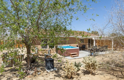 Joshua Tree House | 🌵 Serenity Sands - Large Fenced House with Hot Tub, BBQ and Fire Pit! 🌵