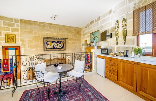 Ta' Għammar Apartment | Serenity Studio with amazing views and a communal pool in self-catering villa