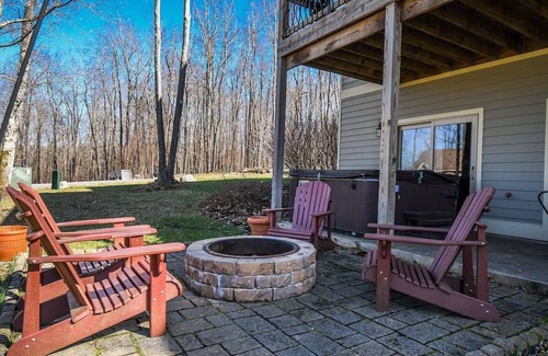 Thayerville House | Serenity Summit: Centrally located townhome with hot tub