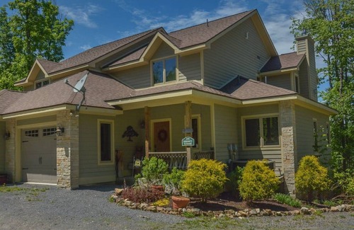 Thayerville House | Serenity Summit: Centrally located townhome with hot tub