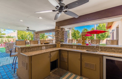 Carriage Square Villa | Sereno Ranch by AvantStay | Sleeps 16! Outdoor Bar/Kitchen, Pool, Fire Pit