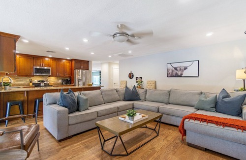 Carriage Square Villa | Sereno Ranch by AvantStay | Sleeps 16! Outdoor Bar/Kitchen, Pool, Fire Pit
