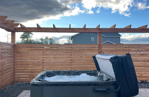 Ellensburg House | Settle In: Modern 4BR with Hot Tub