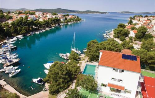 Zaboric House | Seven-Bedroom Holiday Home In Zaboric