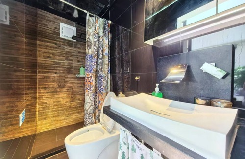 Huaihai Road Commercial Area Apartment | Shanghai Hills & Aromahome Sunshine BnB