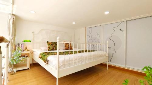 Huaihai Road Commercial Area Apartment | Shanghai Hills & Aromahome Modern Cottage Home Retreat with 2Bedrooms close to Tianzifang