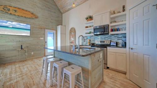 Flour Bluff House | Shared Pool w Bay Views Boat Dock Fishing Big Slough by AvantStay