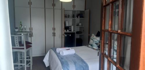 Van Dyks Bay Apartment | Shark Cove Little Cottage