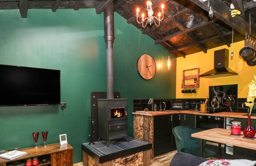 Abergavenny Cottage | SHED GWELY, character holiday cottage, with open fire in Govilon