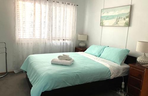Shellharbour House | SHELLHARBOUR BEACH COTTAGE - Stroll to Beach flags - Back gate straight to Beach, Front gate walk to new Marina