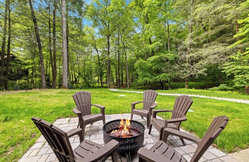 Ellijay Cabin | Shine on the Cartecay Hot Tub + Game Room Hammocks & Fire Pits