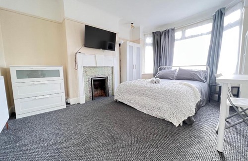 Southampton House | Shirley House 4, Guest House, Fully Equipped Kitchen with Fridge, Washer, Dryer, Self Catering, Self Check in, Great for Contractors, 5 min to BAT, 20 min to Fawley Refinery, close to Southampton Central, Ideal for Longer Stays