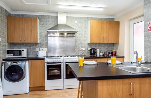 Southampton House | Shirley House 4, Guest House, Fully Equipped Kitchen with Fridge, Washer, Dryer, Self Catering, Self Check in, Great for Contractors, 5 min to BAT, 20 min to Fawley Refinery, close to Southampton Central, Ideal for Longer Stays