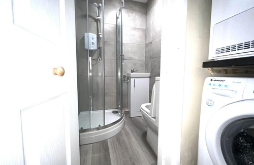 Southampton House | Shirley House 4, Guest House, Fully Equipped Kitchen with Fridge, Washer, Dryer, Self Catering, Self Check in, Great for Contractors, 5 min to BAT, 20 min to Fawley Refinery, close to Southampton Central, Ideal for Longer Stays
