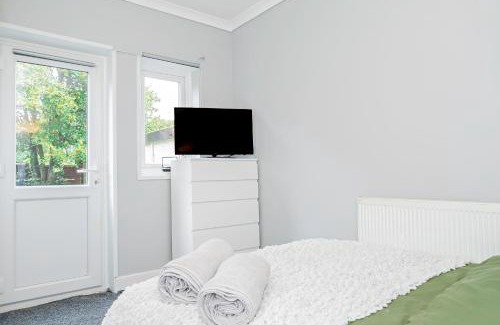 Southampton House | Shirley House 4, Guest House, Fully Equipped Kitchen with Fridge, Washer, Dryer, Self Catering, Self Check in, Great for Contractors, 5 min to BAT, 20 min to Fawley Refinery, close to Southampton Central, Ideal for Longer Stays