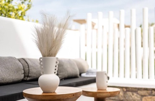 Plaka Apartment | Signature Jacuzzi Suite Garden View