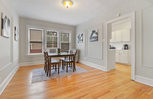 South Evanston Apartment | Simple and Roomy 1BR Apt in Evanston