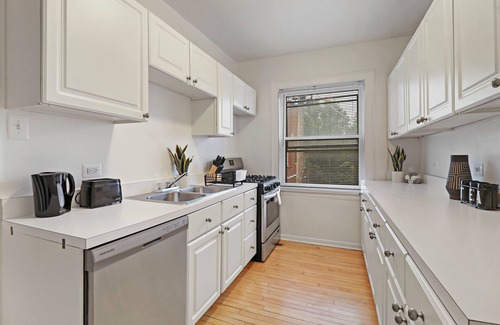 South Evanston Apartment | Simple and Roomy 1BR Apt in Evanston