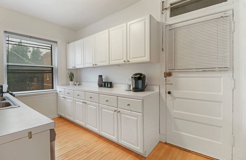 South Evanston Apartment | Simple and Roomy 1BR Apt in Evanston