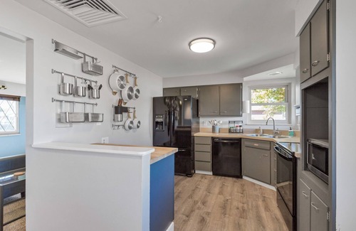 Lamar Heights Area House | Simple & Cozy 3BD - Ping-Pong & Cozy Backyard