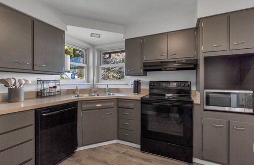 Lamar Heights Area House | Simple & Cozy 3BD - Ping-Pong & Cozy Backyard