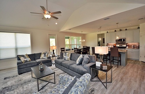 Canyon Lake House | Simply Irresistible, Family & Pet Friendly, 5 Minutes to Lake & River