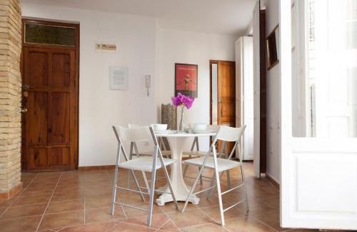 Barrio del Carmen Apartment | SingularStays Roteros