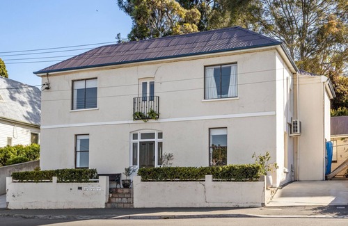 North Hobart Apartment | Sir Tom inner city living with off street parking
