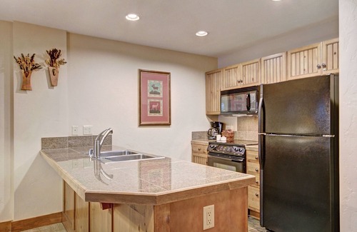 Breckenridge Condo | Ski-in 1br Steps To Gondola + Main St, Sleeps 4 1 Bedroom Condo by RedAwning