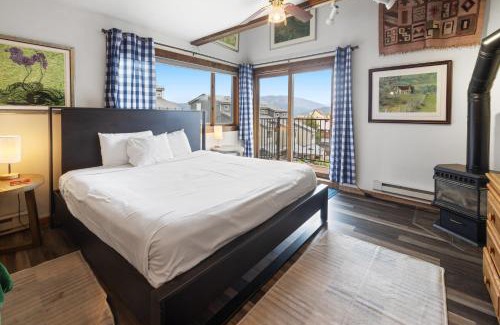 Crested Butte Apartment | Ski-in Ski-out Studio Private Balcony & Fireplace condo
