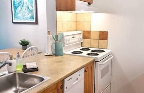 East Kootenay Apartment | Ski or bike in/out - Pool - Hot Tub - Great Views