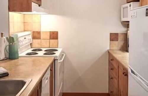 East Kootenay Apartment | Ski or bike in/out - Pool - Hot Tub - Great Views
