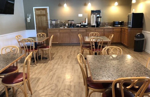 Delavan Hotel | Sky Lodge Inn & Suites
