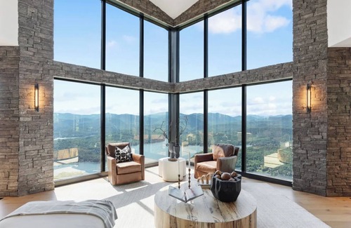 Tiger Villa | SkyHaüs @Lake Burton - world-class views, infinity hot tub, 3 grills, & porches.