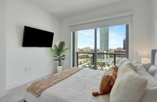 Brickell Hotel | Skyline - Rooftop Pools, Spa, Walk to Downtown & Brickell