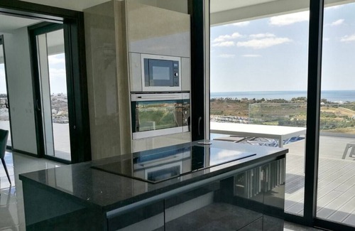 Cerro de Aguia Villa | Sleek and Dramatic Algarve Villa Overlooking the Ocean