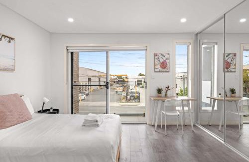 Revesby House | Sleek & Comfortable Ensuite Double Room at Revesby with Shared Kitchen