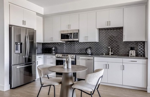 University Heights Apartment | Sleek University Heights 1BR w/Spa & Pool, nr Shops, by Blueground