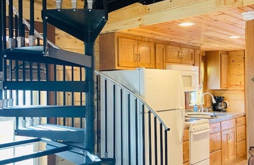 Guild Cabin | sleepin bear · NO SUNDAY CHECK INS TREEHOUSE CABIN , hot tub,
