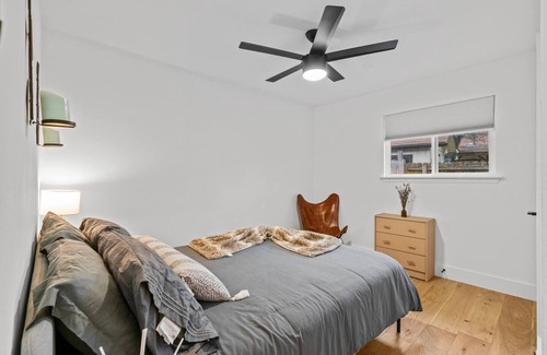 McNeil House | Sleeps 12, Fast Wi-Fi, EV Charger, Remote Worker