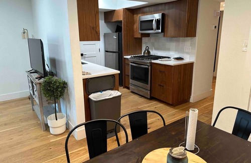 McNeil House | Sleeps 12, Fast Wi-Fi, EV Charger, Remote Worker