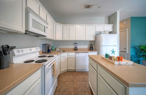 Port Aransas Cottage | Sleeps 12 w/Pool + Short Walk to Beach Costa Bahia Dual Retreat