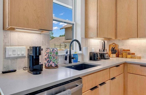 Riverside House | Sleeps 18 | MUST SEE! Pool & Chef’s Kitchen | Fun!