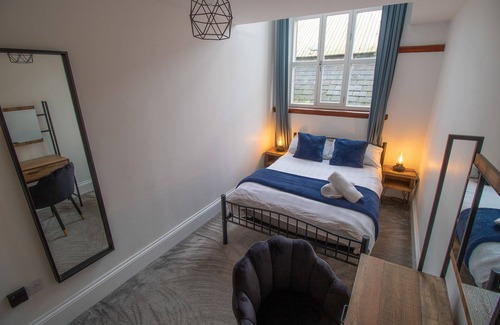 Hull Old Town Cottage | Sleeps 6 guests in 3 bedrooms