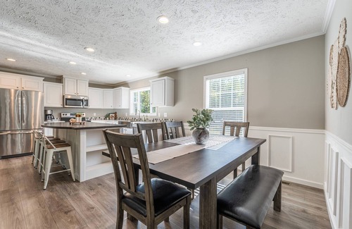 Wallingford House | Sleeps 8, hot tub, secluded, spacious