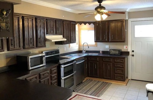 Crystal Beach Cottage | Sleeps 8, Two Car Parking with Hot Tub and Pool