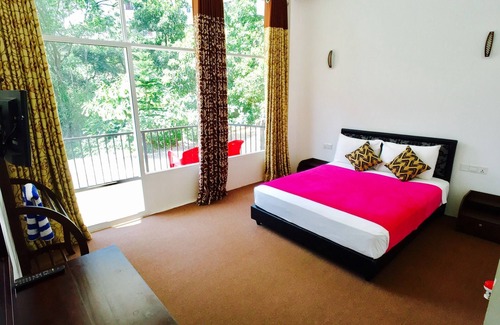 Nallathanniya Hotel | Slightly Chilled Yellow House