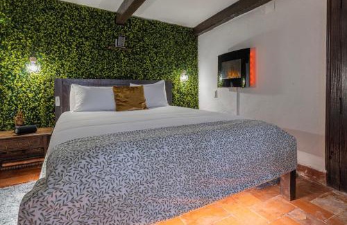 Sintra Bed & Breakfast | Small Cozy Room in Palace Patio with Hot Tub and Snooker - Sintra WOW